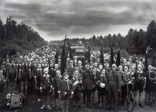 children-in-gas-masks