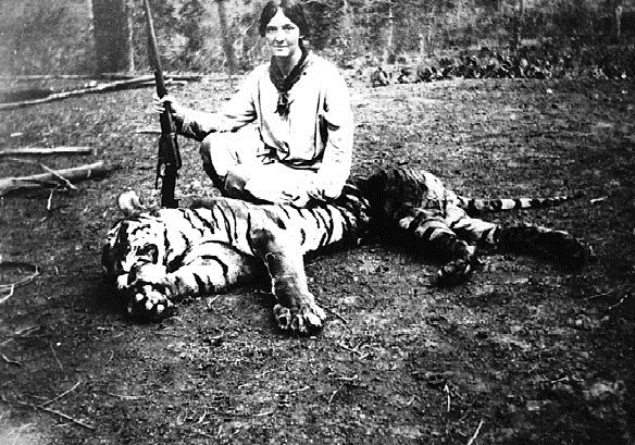 Female hunter - Date 1920 - Tiger hunting. 